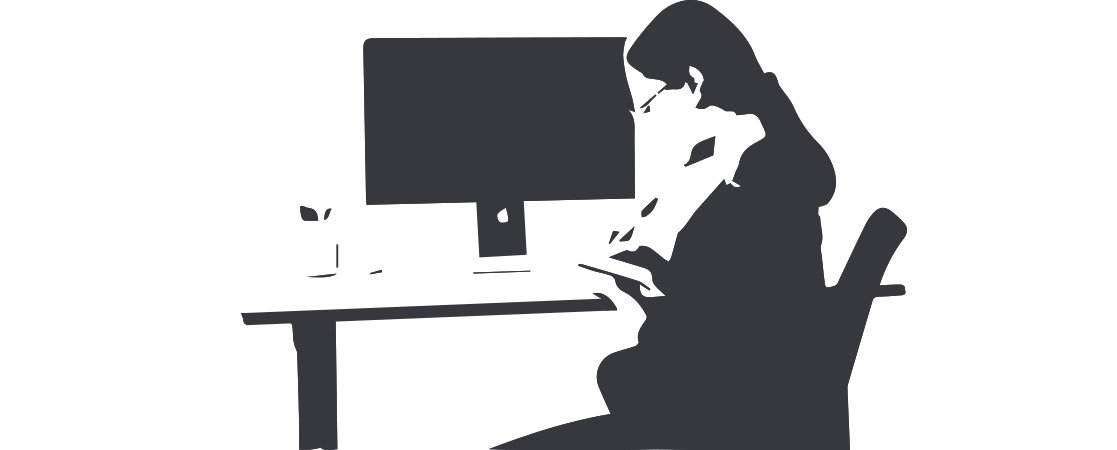 mujer trabajando en escritorio